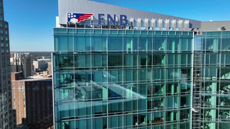 FNB-Logo-Auf-Einem-Gläsernen-Wolkenkratzer-In-Der-Innenstadt-Von-Raleigh,-North-Carolina