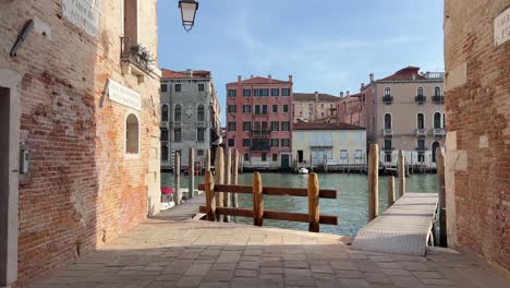 4K-Gimbal-Shot-of-Grand-Canal-and-Venetian-Architecture,-Venice,-Italy
