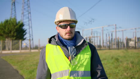 Trabajador-Por-Turnos-Usando-Ppe-Garantizando-Su-Propia-Seguridad-En-La-Instalación-Eléctrica
