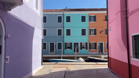 4K-Gimbal-Aufnahme:-Fangen-Sie-Die-Schönheit-Farbenfroher-Häuser-In-Burano,-Venedig,-Italien-Ein