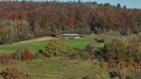Hang-Cricketplatz-Herbst-Landschaft-Großbritannien-Luftaufnahme-Sheepscombe-Cotswolds-Gloucestershire-Großbritannien