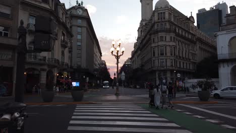 Sonnenuntergang-In-Den-Straßen-Der-Stadt-Buenos-Aires.-Menschen-Gehen-In-Den-Vintage-Straßen-Der-Innenstadt-Spazieren.-Himmel-Mit-Farbverlauf-In-Argentinien