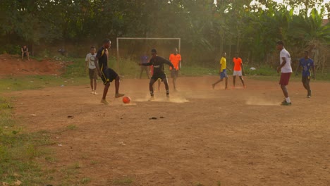 Un-Joven-En-El-Medio-Persigue-El-Balón-Con-Otros-Jugadores-En-Círculo,-Kumasi,-Ghana