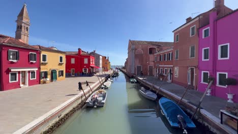 Toma-De-Cardán-De-4k-Que-Revela-La-Vibrante-Isla-De-Burano,-Venecia,-Italia:-Casas-Coloridas,-Canales-Tranquilos,-Ambiente-Histórico