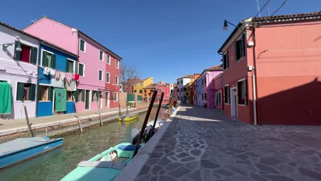 4K-Gimbal-Aufnahme-Enthüllt-Die-Lebendige-Insel-Burano,-Venedig,-Italien:-Farbenfrohe-Häuser,-Ruhige-Kanäle,-Historisches-Ambiente