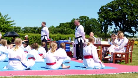 Taekwondo-Abschlussfeier-Im-Freien-In-Schweden,-Taekwondo-Schüler-Bekommen-Neue-Gürtel