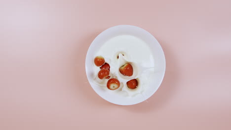 Strawberries-falling-into-yogurt-in-slow-motion-809fps