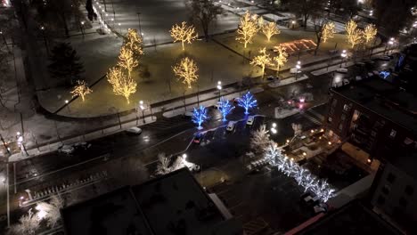 Stadtpark-Mit-Weihnachtsbeleuchtung-Geschmückt---Pullback-Antenne