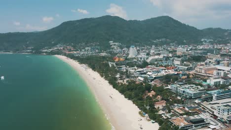 Drohnenaufnahmen-Vom-Strand-Von-Patong-Und-Der-Stadt-Patong-In-Phuket,-Thailand