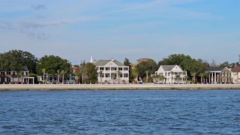 Waterfront-view-of-Charleston-city-and-historical-colonial-buildings