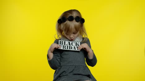 Kind-Mädchen-Zeigt-Black-Friday-Inschrift-Banner-Text-Werbung.-Online-Shopping-Zu-Günstigen-Preisen