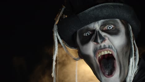 Erschreckender-Mann-Mit-Skelett-Halloween-Make-up-Dreht-Den-Kopf-Und-Blickt-Mit-Weit-Geöffneten-Augen-In-Die-Kamera