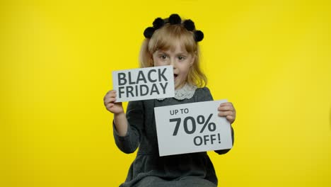 Kind-Mädchen-Zeigt-Black-Friday-Und-Bis-Zu-70-Prozent-Rabatt-Auf-Werbebanner.-Niedrige-Preise,-Einkaufen