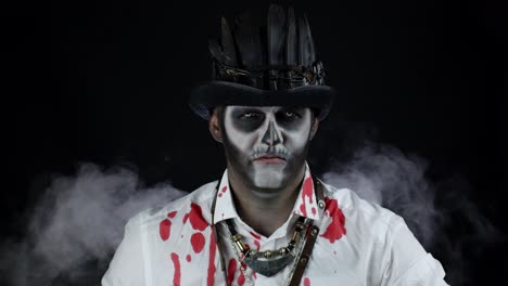 Finsterer-Mann-Mit-Halloween-Skelett-Make-up-Im-Hemd-Mit-Blut,-Der-In-Die-Kamera-Schaut-Und-Versucht,-Angst-Zu-Machen