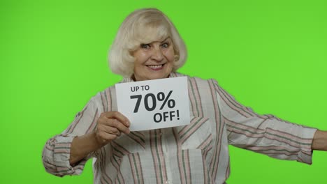 Großmutter-Zeigt-Werbung-Für-Den-Black-Friday-Und-Bis-Zu-70-Prozent-Rabatt-Auf-Den-Einkaufspreis