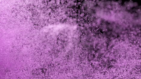 Partículas-Violetas-Vuelan-Sobre-Un-Fondo-Negro-El-Viento-Sopla-Polvo-De-Arena-De-Color-Textura-De-Pulverización-3d
