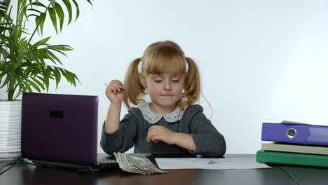 Kindermädchen-Chef-Zählt-Dollar-Bargeldscheine.-Baby-Geschäftsfrau-Kind-Mit-Geld-Sitzt-Im-Büro