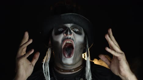 Hombre-Aterrador-Con-Maquillaje-Esqueleto-De-Halloween-Haciendo-Caras-Enojadas,-Sacudiendo-La-Cabeza,-Mostrando-La-Lengua
