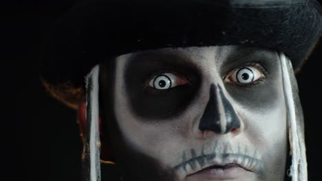 Erschreckender-Mann-Im-Skelett-Halloween-Cosplay-Kostüm,-Das-Beängstigend-In-Die-Kamera-Schaut.-Zeitlupe