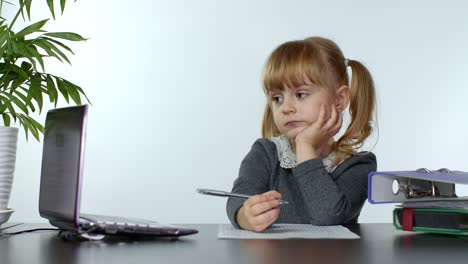 Vorschulkind,-Mädchen,-Fernunterricht,-Online-Lernen-Zu-Hause.-Kind-Lernt-Mit-Digitalem-Laptop