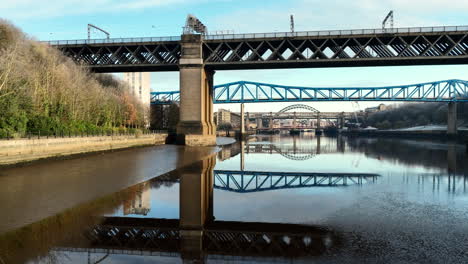 Wunderschöne-Reflexion-Von-Brücken-Am-Fluss-Tyne,-Newcastle