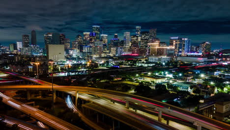 Luftdrohnen-Hyperlapse-Von-Houston-City-Bei-Nacht,-Autobahn-I45-Kreuzungen-I69-Hauptverkehrszeit,-Lichtspuren-Und-Skyline