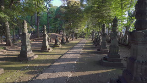 Caminando-Por-Un-Templo-En-Tokio,-Japón,-Al-Atardecer