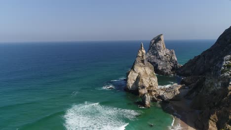 Luftaufnahme-Von-Praia-Da-Ursa-Ist-Ein-Einsamer-Strand-In-Sintra,-Portugal
