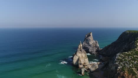 Luftaufnahme-Von-Praia-Da-Ursa-Ist-Ein-Einsamer-Strand-In-Sintra,-Portugal