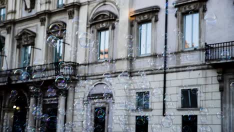 Ein-Clip-über-Seifenblasen,-Entstanden-Vor-Einem-Historischen-Gebäude