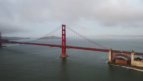 Drone-shot-rising-in-front-of-the-Golden-gate-bridge,-sunrise-in-San-Francisco