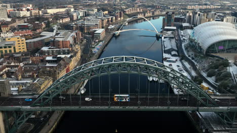 Wunderschöner-Winterlicher-Langsamer-Rückzug-über-Die-Newcastle-Tyne-Bridge,-Um-Im-Hintergrund-Die-Millennium-Bridge-Freizugeben