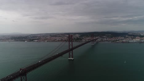 Ponte-25-De-Abril,-Que-Conecta-Lisboa-Y-El-Municipio-De-Amalda
