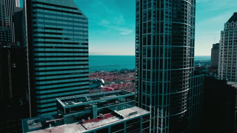 Revelador-Anfiteatro-Aéreo-Jay-Pritzker-Pavilion-Y-El-Frijol-Entre-Dos-Rascacielos-En-El-Centro-De-Chicago,-EE.UU.
