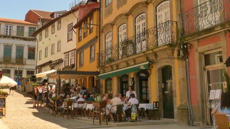 Kunden-In-Typischen-Restaurants-In-Menschenmenge-In-Braga,-Portugal