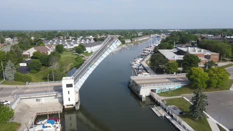 Timelapse-De-Un-Puente-Levadizo-Sobre-El-Río-Negro-En-El-Centro-De-Port-Huron,-Michigan,-EE.UU.