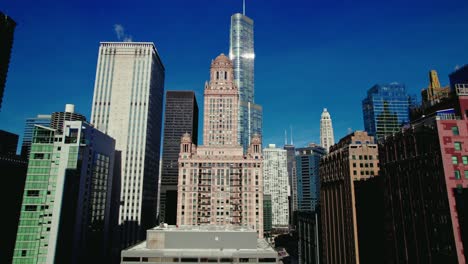 Eindrucksvolle-Luftaufnahme-Der-Berühmten-Wolkenkratzer-Von-Chicago