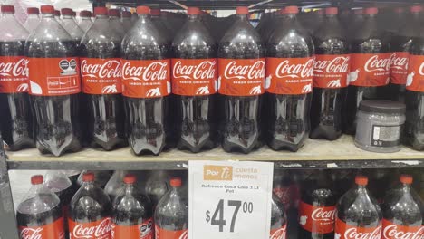 Coca-Cola-En-Una-Gran-Botella-De-Plástico-De-3-Litros-Dentro-De-Un-Supermercado-En-México-Con-Precios-En-Pesos-Mexicanos