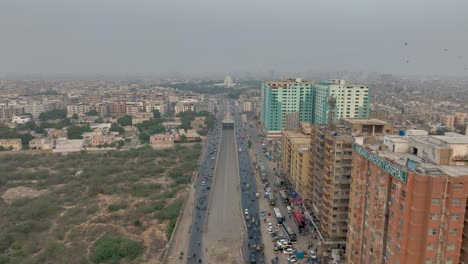 Vuelo-Aéreo-A-Lo-Largo-De-La-Carretera-Ma-Jinnah-En-Karachi-Ocupada-Con-Tráfico