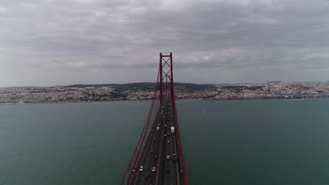 Luftaufnahme-Von-Autos,-Die-Bei-Sonnenuntergang-Auf-Der-Hängebrücke-Ponte-25-De-April-In-Lissabon-Fahren,-Portugal