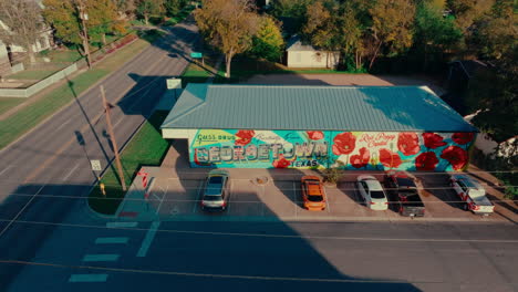 Drone-fly-by-popular-tourist-destination-in-Georgetown,-Texas,-"Greetings-from-Georgetown"-mural