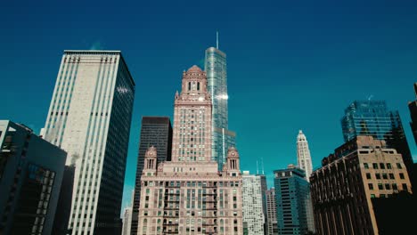 Establisher-aerial-of-Chicago-downtown,-Illinois,-USA
