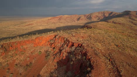 Australische-Wüste-Bei-Sonnenuntergang-Mit-Bergen-Und-Wolken-Am-Himmel-Im-Karijini-Nationalpark