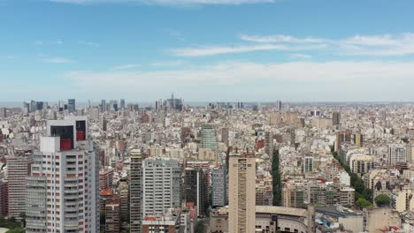Drohne-Schwebt-über-Dem-Parque-De-Las-Heras-Und-Enthüllt-Die-Enorme-Stadterweiterung-Von-Buenos-Aires-Mit-Puerto-Madero-Am-Horizont