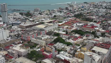 Aerial-reveal-of-the-historic-downtown-of-Veracruz,-Mexico