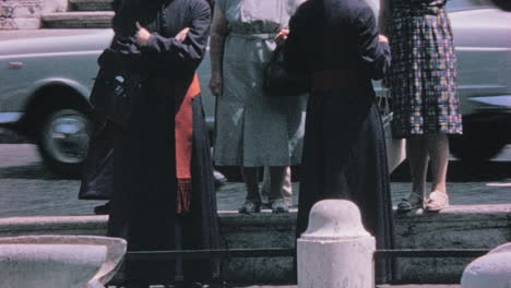 Priester-Standen-In-Den-1960er-Jahren-Im-Rom-Auf-Dem-Bürgersteig-Und-Warteten-Auf-Ein-Taxi