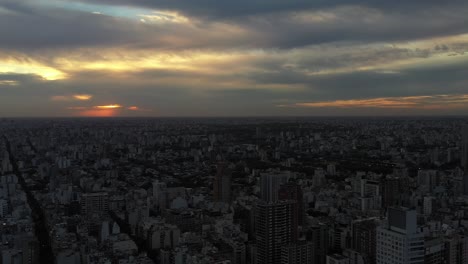Drohnenflug-über-Buenos-Aires-Bei-Sonnenuntergang,-Mit-Den-Umrissen-Der-Stadt-Vor-Dem-Schwindenden-Tageslicht