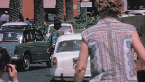 Oldtimer-Parkten-Im-Sommer-Im-Rom-Der-1960er-Jahre-Rund-Um-Einen-Platz
