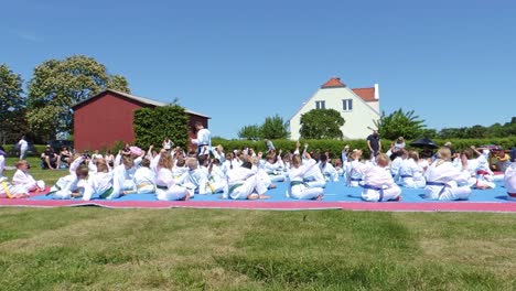 Schwarzgurt-Taekwondo-Trainer-Unterrichten-Schüler-Während-Des-Trainings-Im-Freien-In-Taekwondo-Theorie
