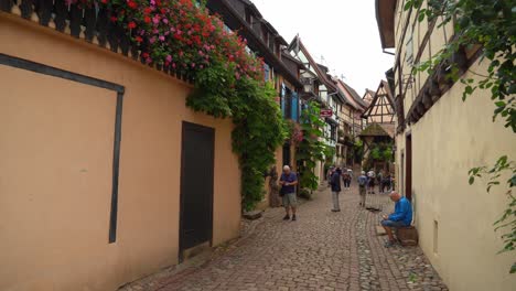 Eguisheim-Ist-Ein-Mittelalterliches-Dorf-In-Der-Französischen-Weinregion-Elsass
